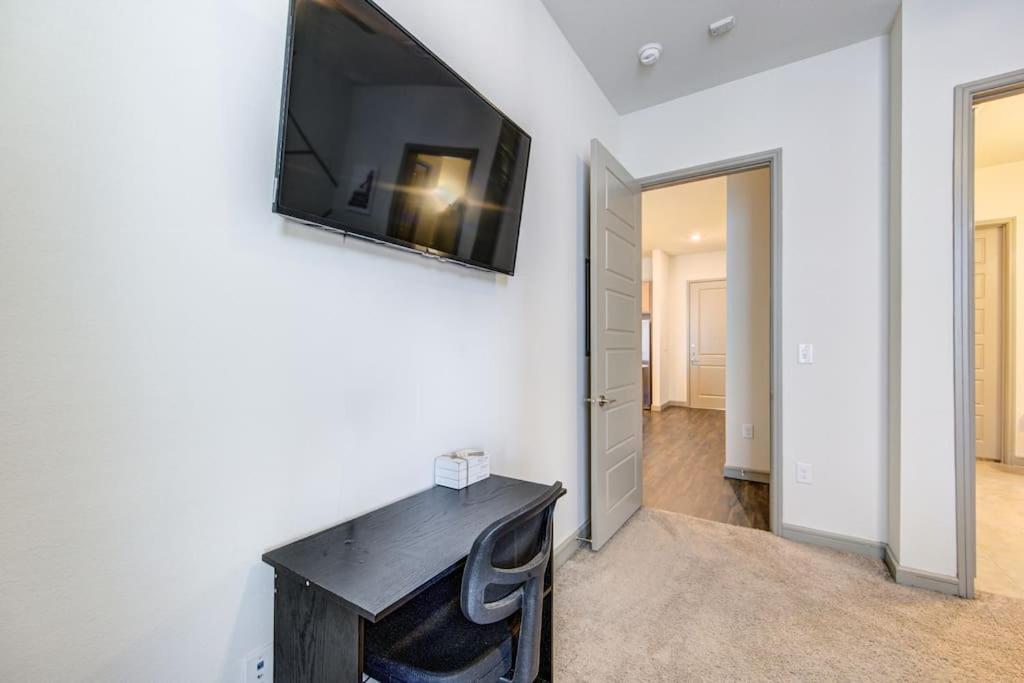 Fancy Downtown With Pool Gym Lounge Pet Ok Apartment