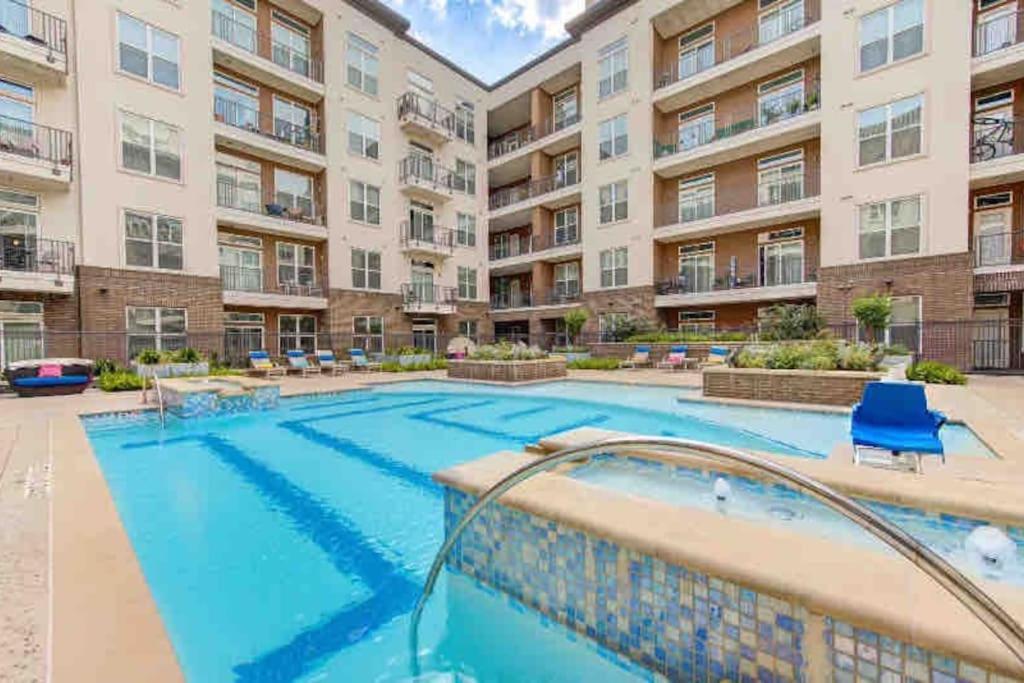 Fancy Downtown With Pool Gym Lounge Pet Ok Apartment