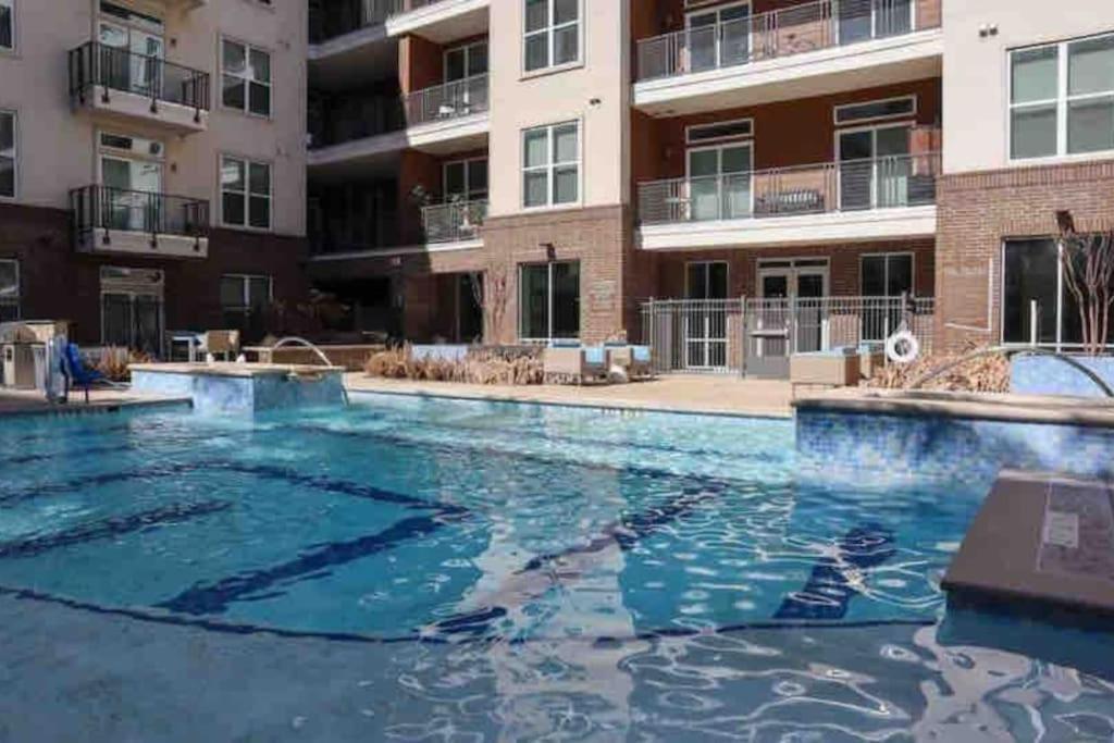 Fancy Downtown With Pool Gym Lounge Pet Ok Apartment