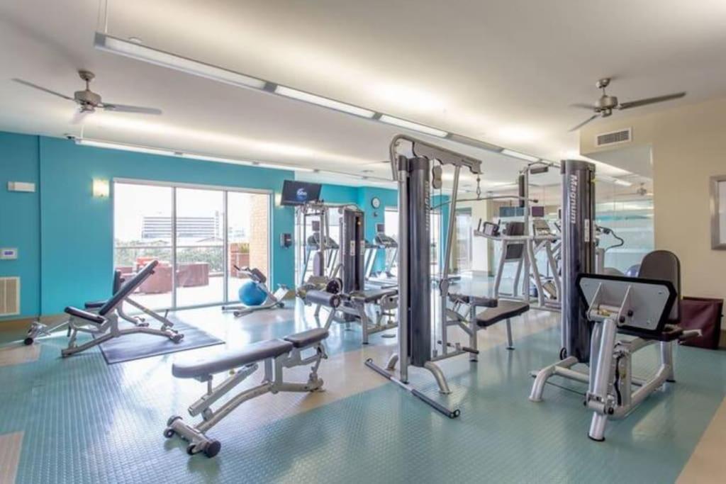 Chic 1br Near Nrg With Pool Wifi Freeparking Houston