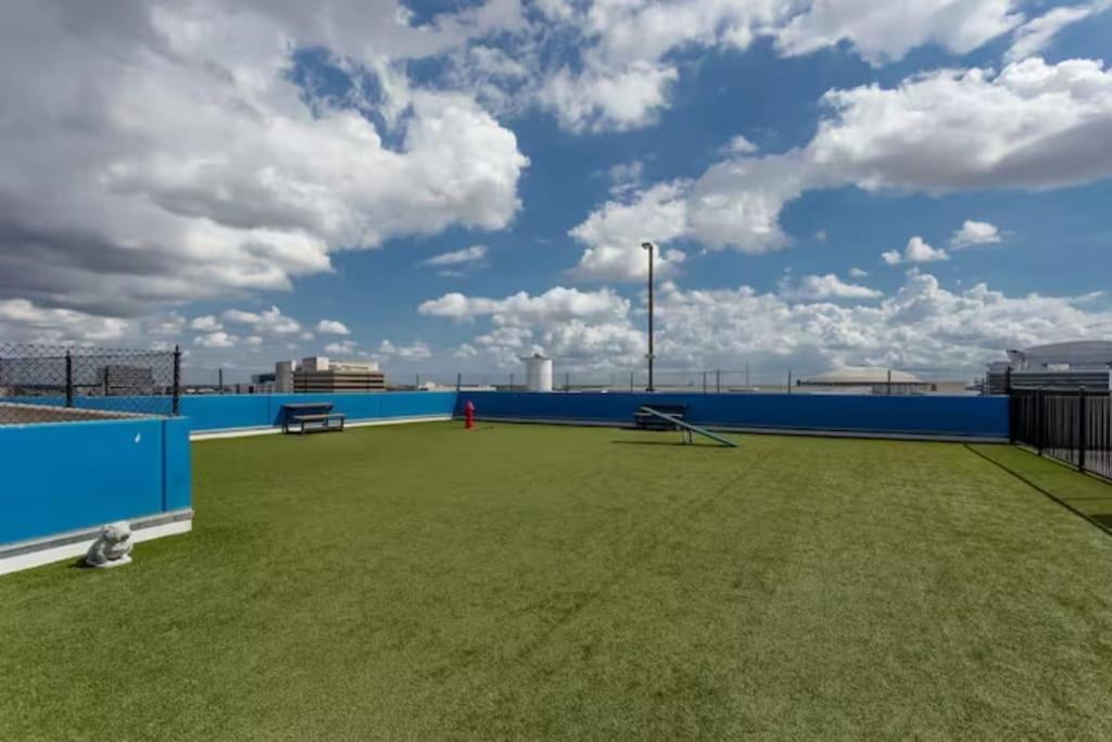Chic 1br Near Nrg With Pool Wifi Freeparking * Houston