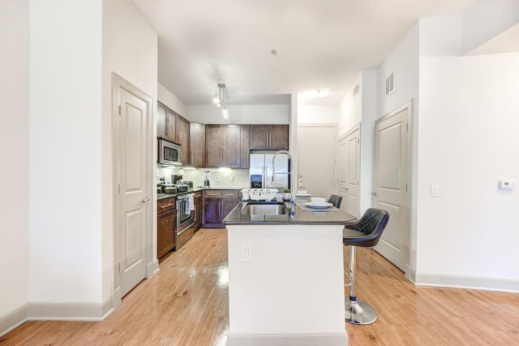 Chic 1br Near Nrg With Pool Wifi Freeparking Apartment Houston