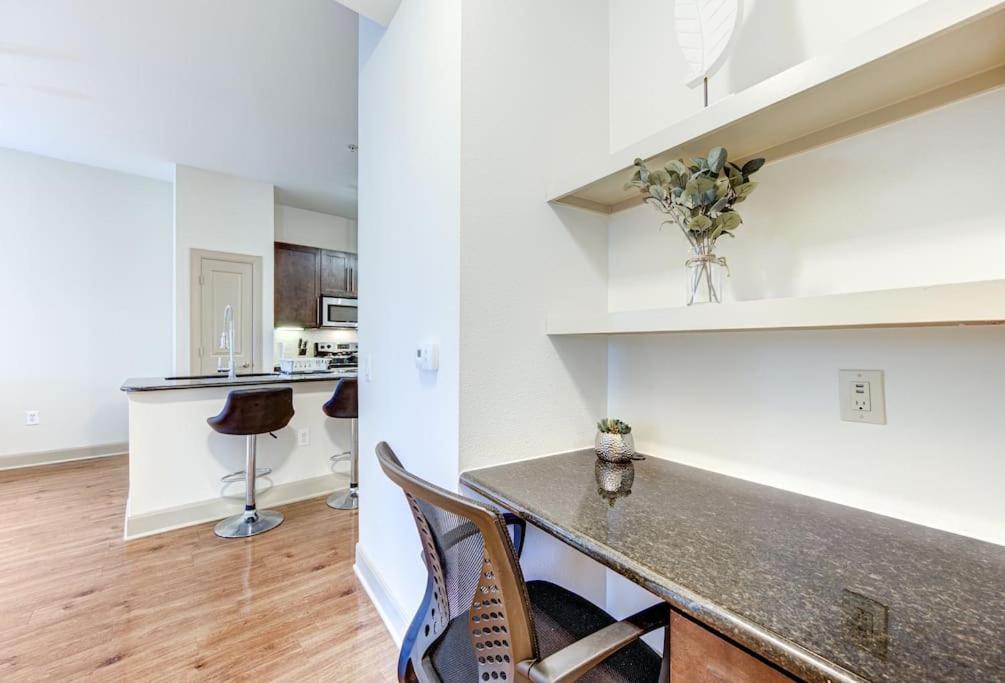 Chic 1br Near Nrg With Pool Wifi Freeparking Apartment