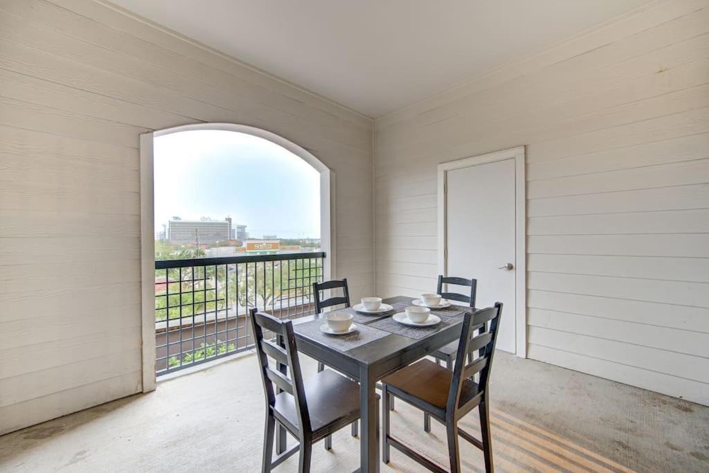 Chic 1br Near Nrg With Pool Wifi Freeparking