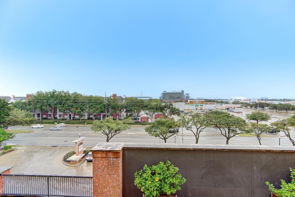 Chic 1br Near Nrg With Pool Wifi Freeparking Apartment *