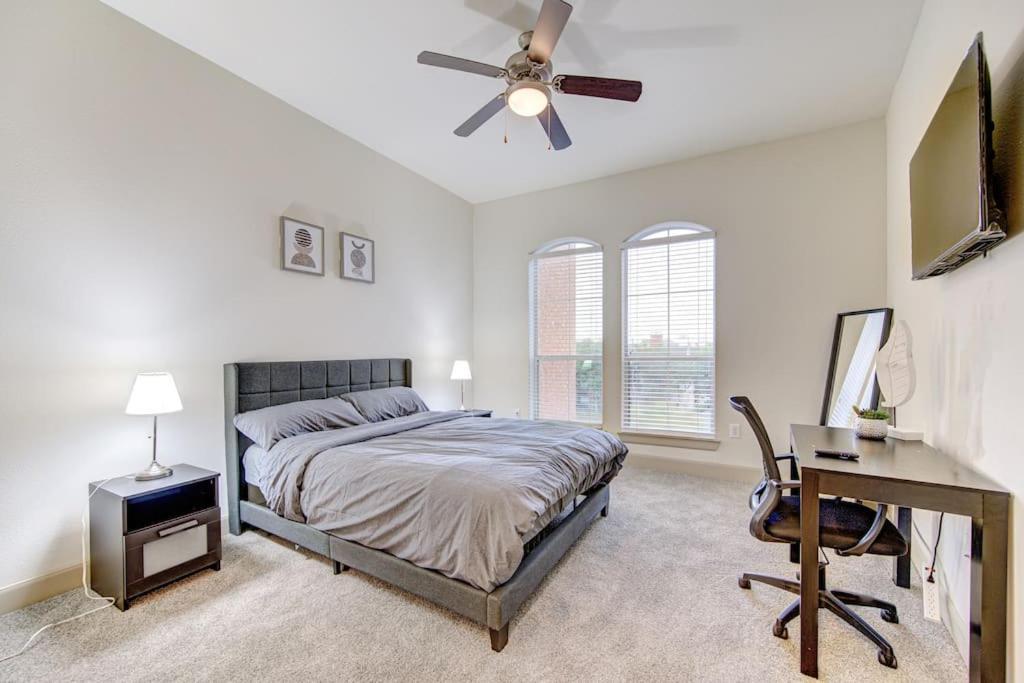 Chic 1br Near Nrg With Pool Wifi Freeparking