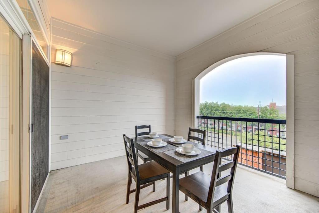 Chic 1br Near Nrg With Pool Wifi Freeparking * Houston