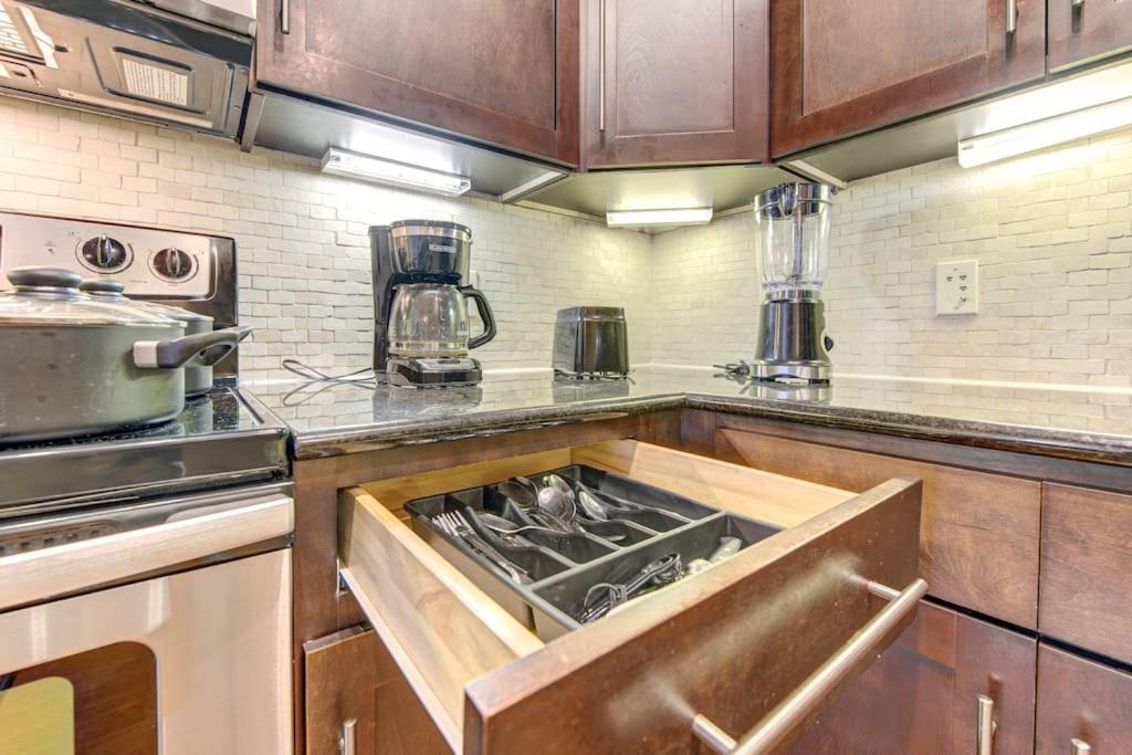 Chic 1br Near Nrg With Pool Wifi Freeparking * Houston