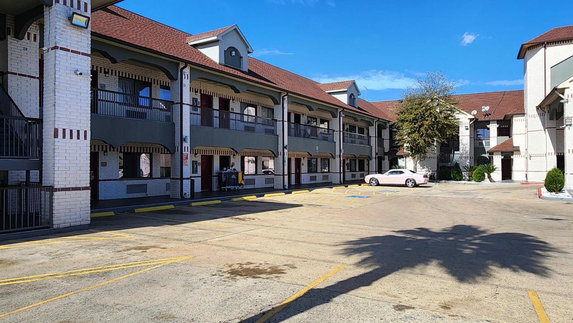 Scottish & Sam Parkway Hotel 2*