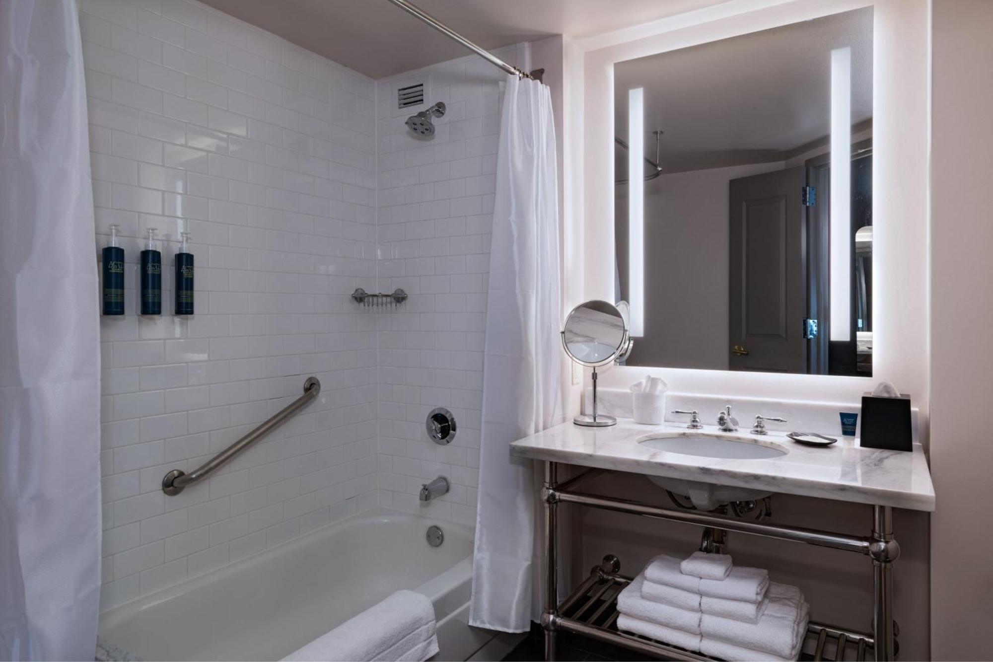Four Points By Sheraton West Hotel