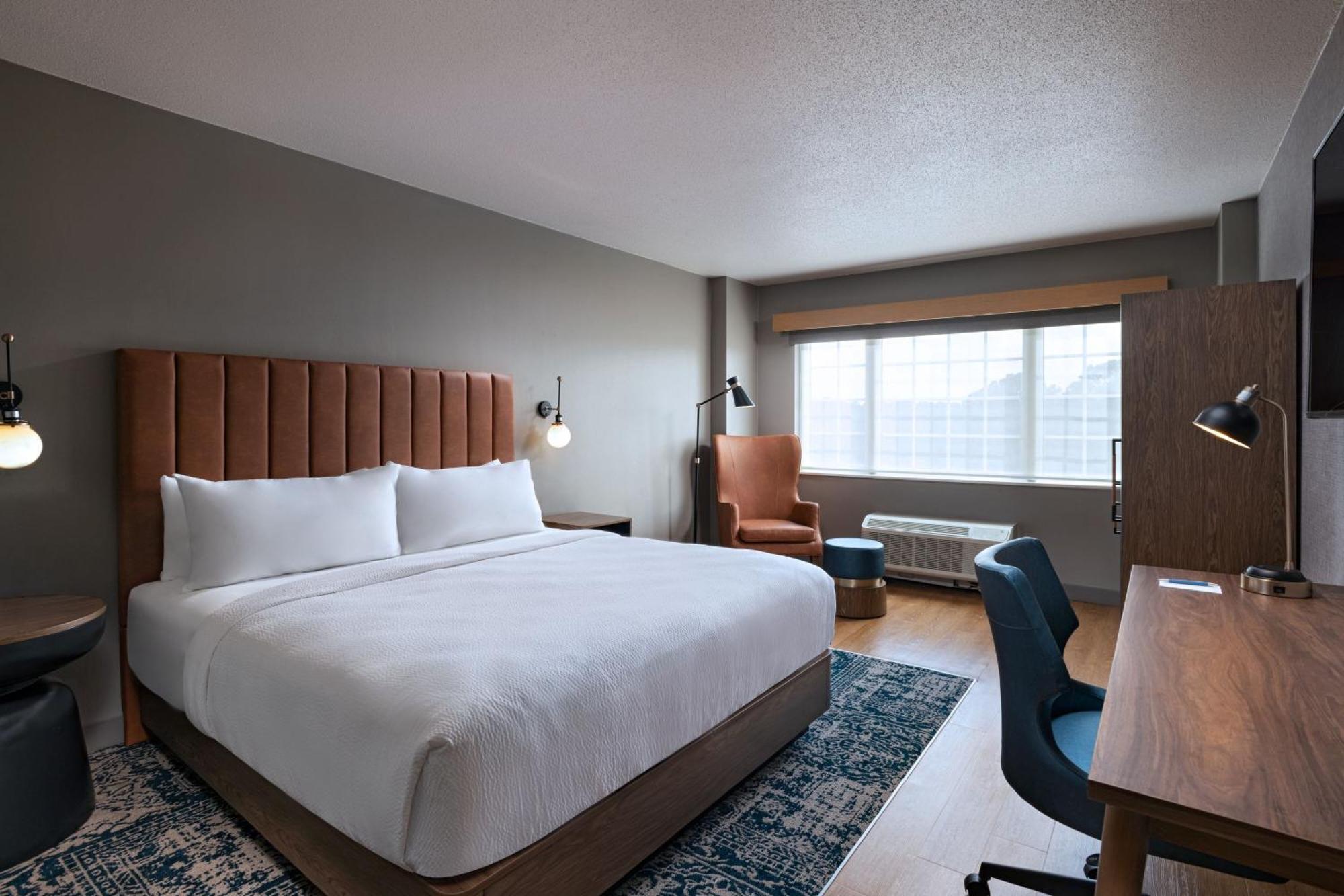 Hotel Four Points By Sheraton West 3*