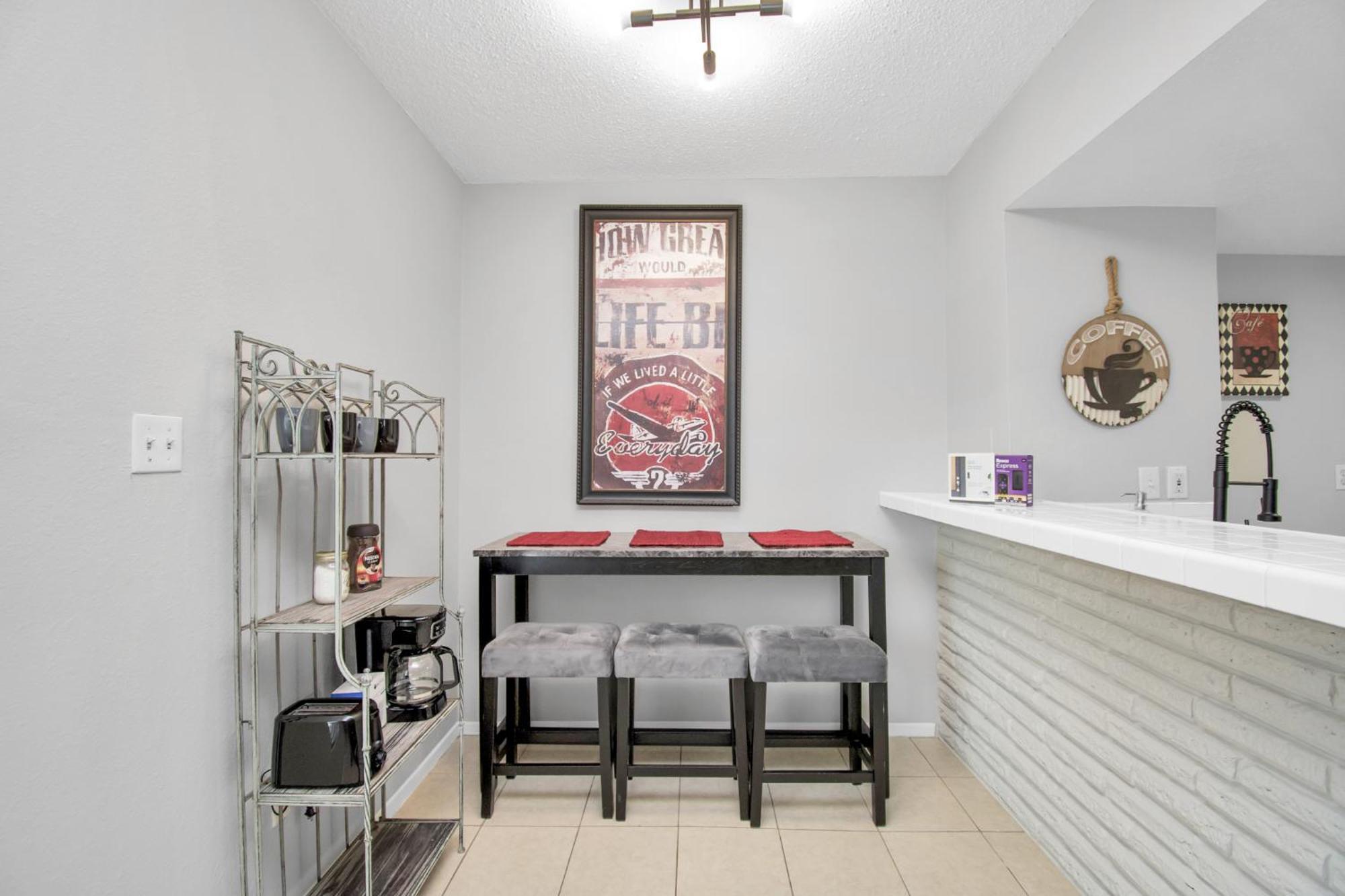Unique Heights 1br Apt Sleeps 4 * Houston