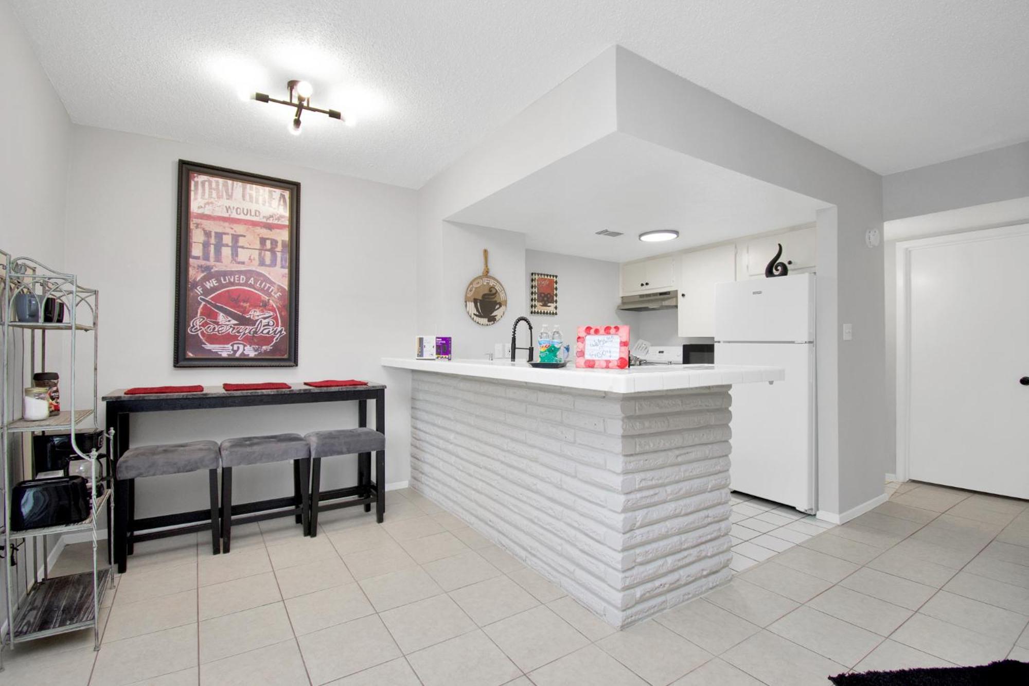 Unique Heights 1br Apt Sleeps 4 Houston