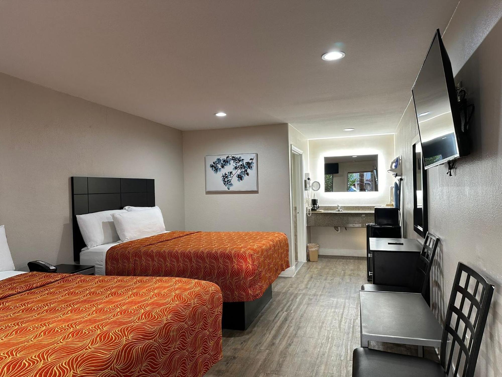 Palace I-45 & Bellfort Hotel 2*