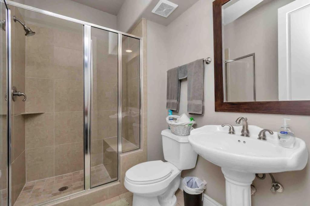 Prolific 3story W Game Room-hottub-near Dt Holiday home Houston