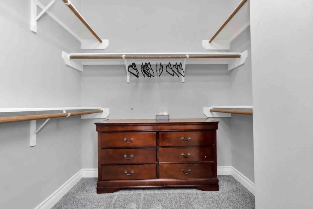 Holiday home Prolific 3story W Game Room-hottub-near Dt