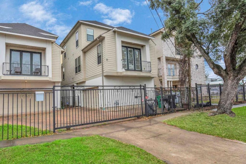 Prolific 3story W Game Room-hottub-near Dt Holiday home