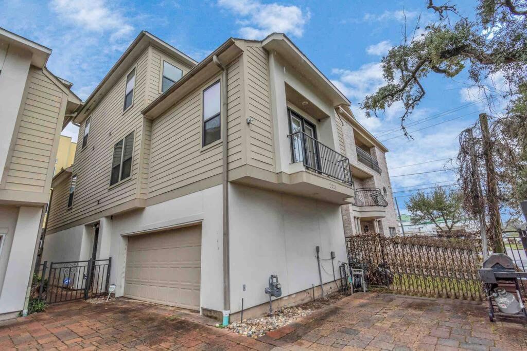 Holiday home Prolific 3story W Game Room-hottub-near Dt *