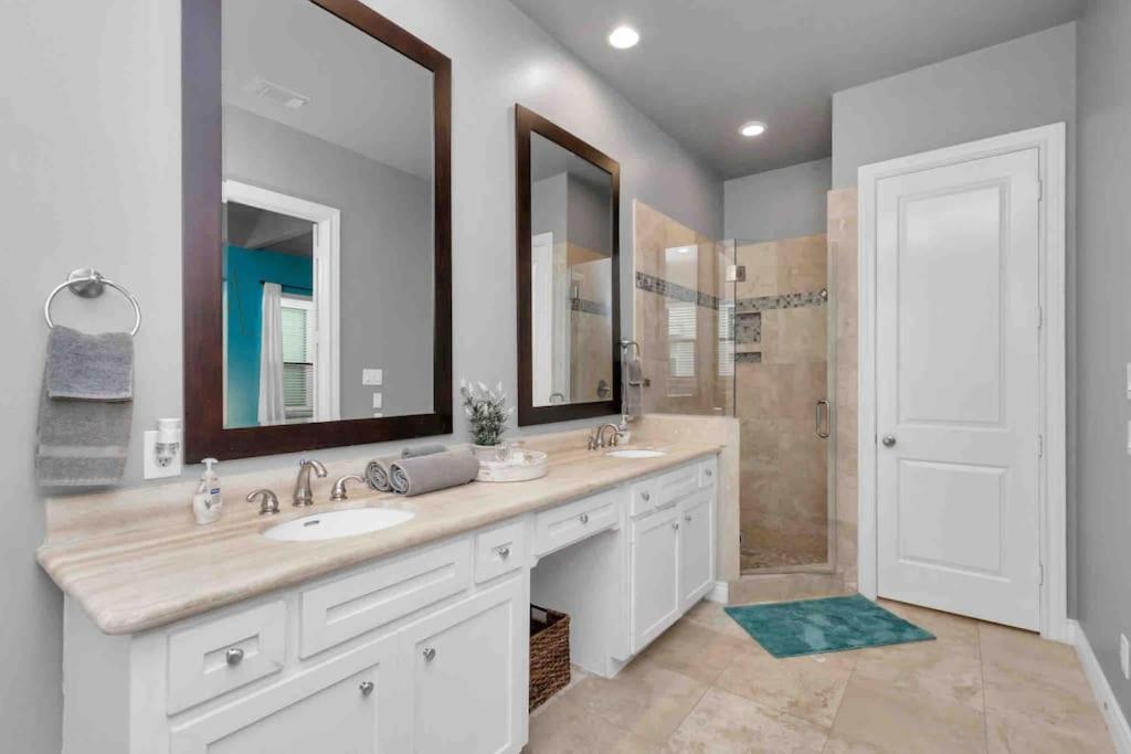 Prolific 3story W Game Room-hottub-near Dt Holiday home Houston