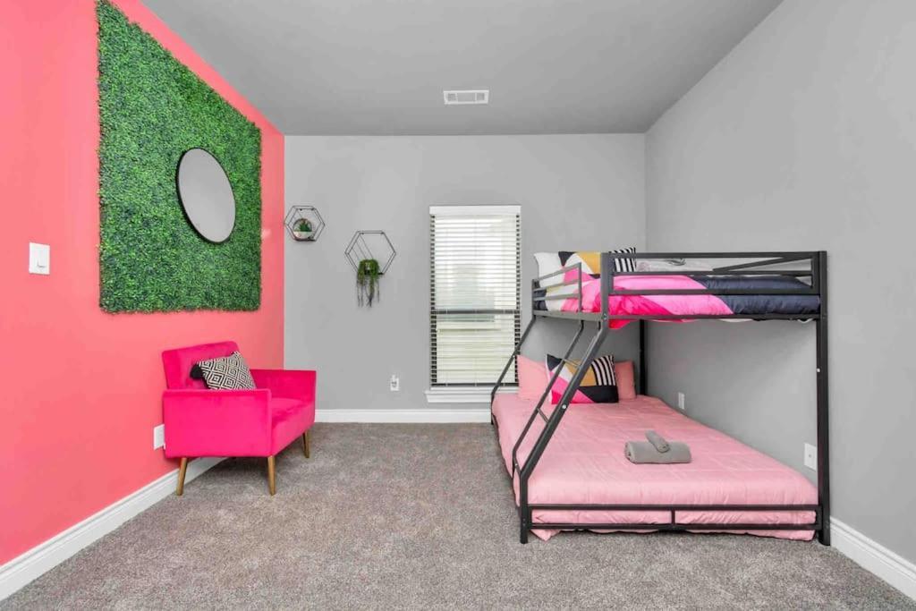 Holiday home Prolific 3story W Game Room-hottub-near Dt *