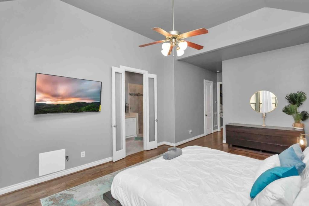 Prolific 3story W Game Room-hottub-near Dt Holiday home *