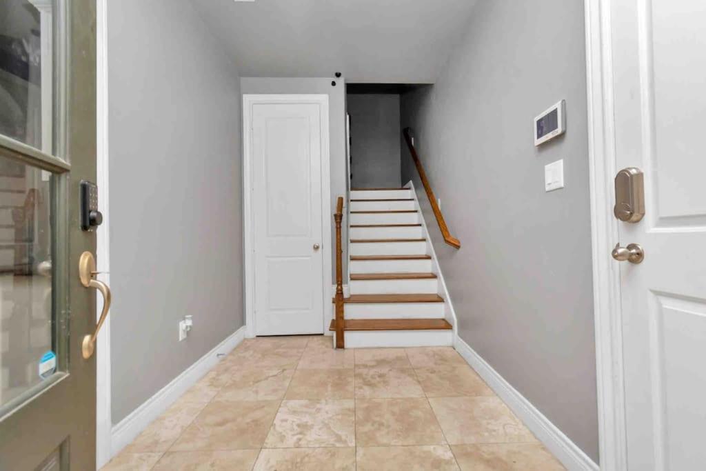 Prolific 3story W Game Room-hottub-near Dt Holiday home *