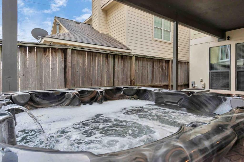 Holiday home Prolific 3story W Game Room-hottub-near Dt