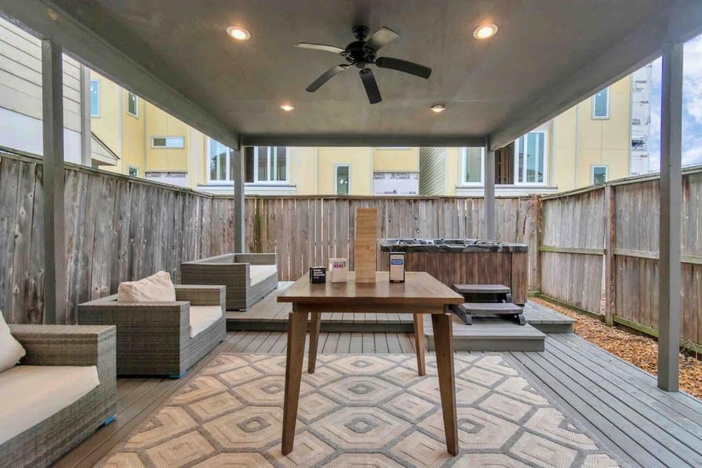 Prolific 3story W Game Room-hottub-near Dt Holiday home