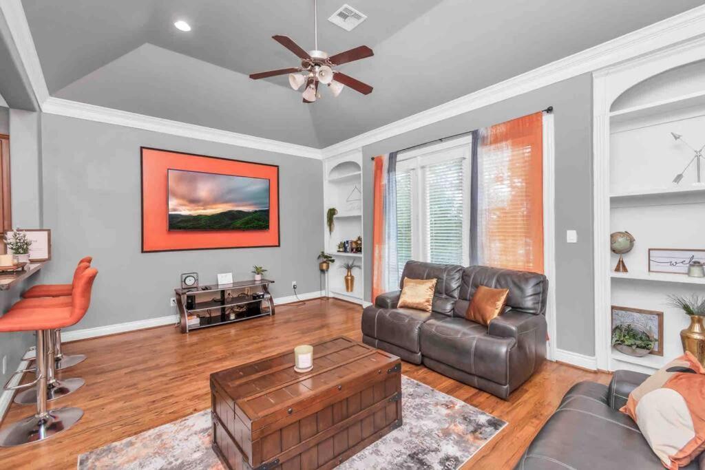Holiday home Prolific 3story W Game Room-hottub-near Dt *