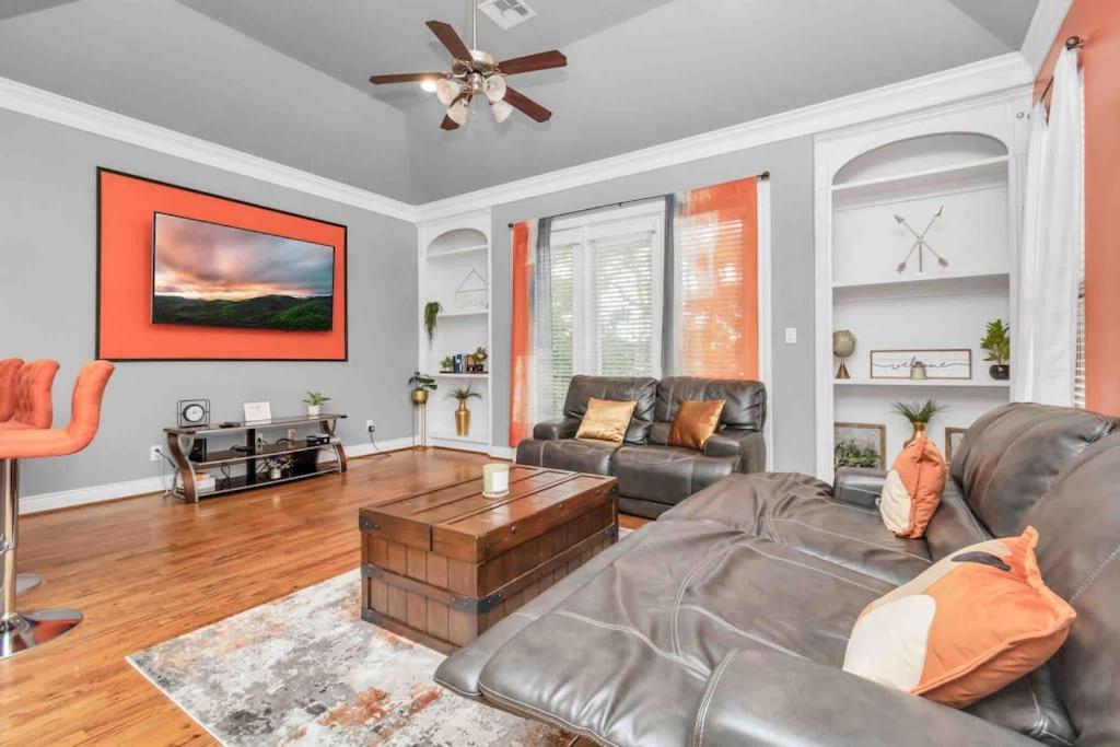 Prolific 3story W Game Room-hottub-near Dt Holiday home *