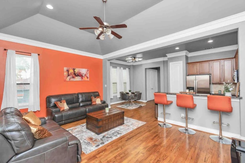 Holiday home Prolific 3story W Game Room-hottub-near Dt *