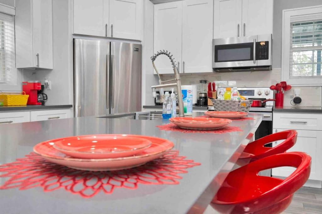 Prolific Red Luxe: Private Deck + Stylish Living Holiday home Houston