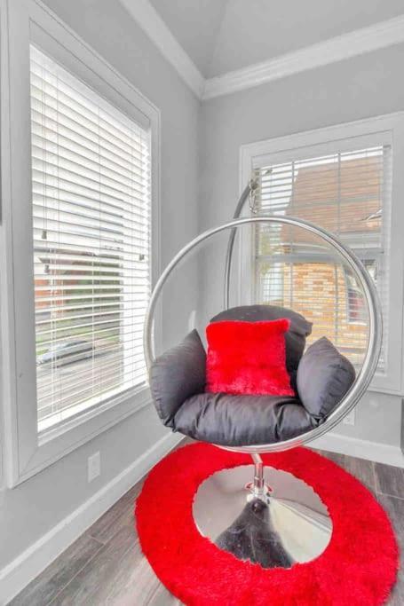 Prolific Red Luxe: Private Deck + Stylish Living Holiday home *