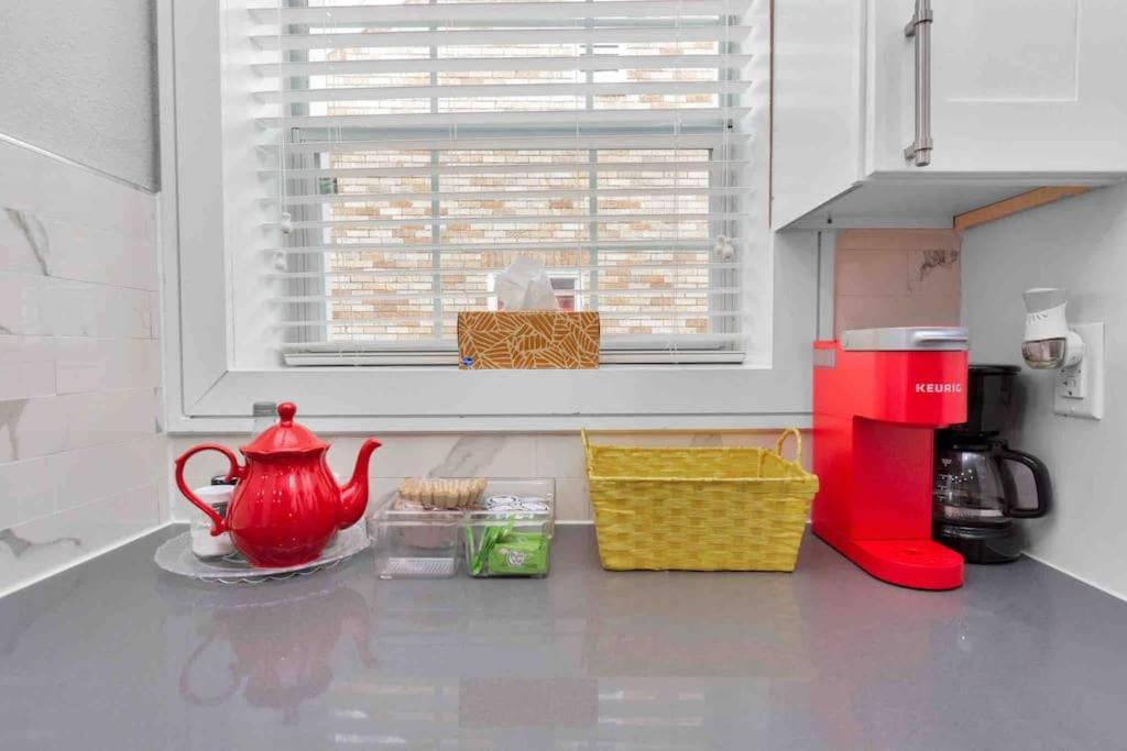 Prolific Red Luxe: Private Deck + Stylish Living Holiday home Houston