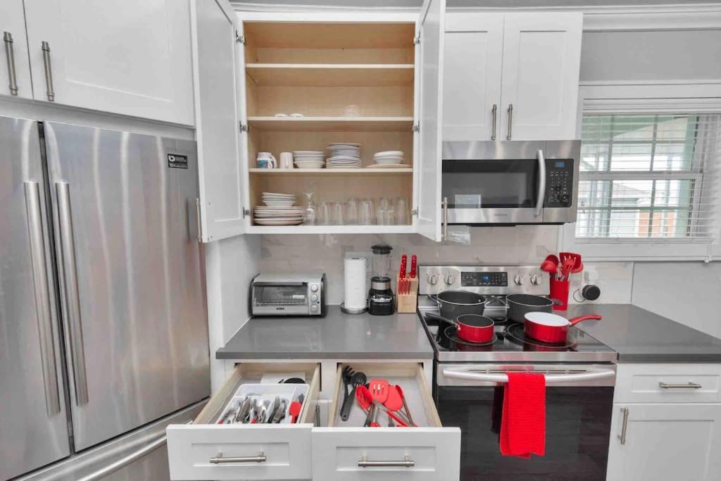 Prolific Red Luxe: Private Deck + Stylish Living Houston