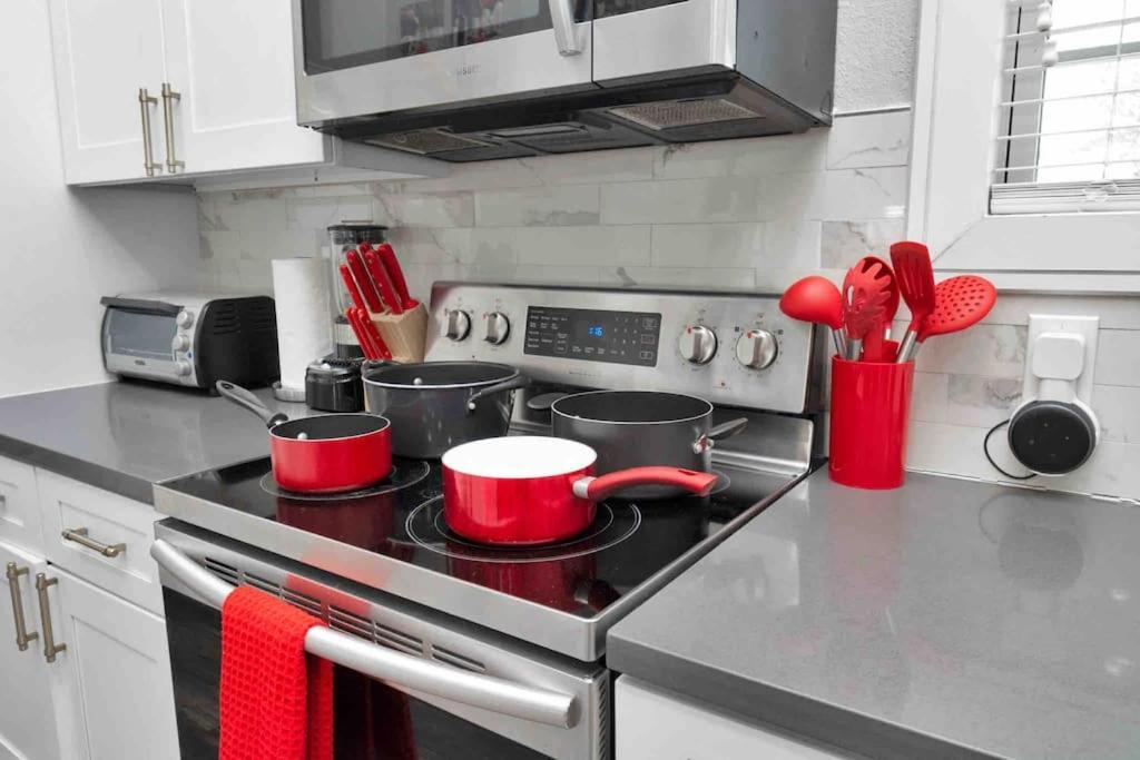 Prolific Red Luxe: Private Deck + Stylish Living Holiday home