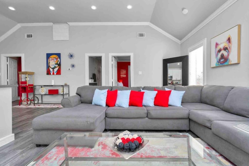 Prolific Red Luxe: Private Deck + Stylish Living Houston