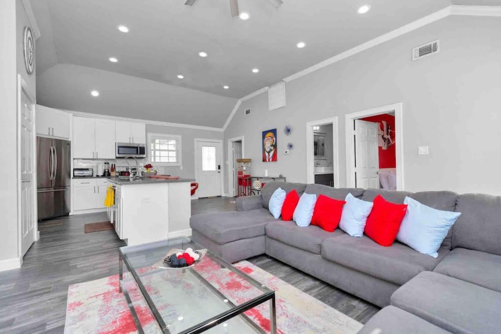 Holiday home Prolific Red Luxe: Private Deck + Stylish Living