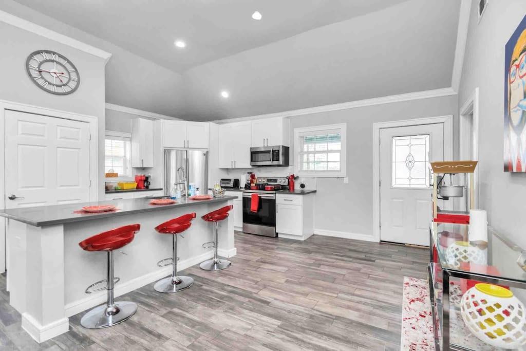 Holiday home Prolific Red Luxe: Private Deck + Stylish Living *