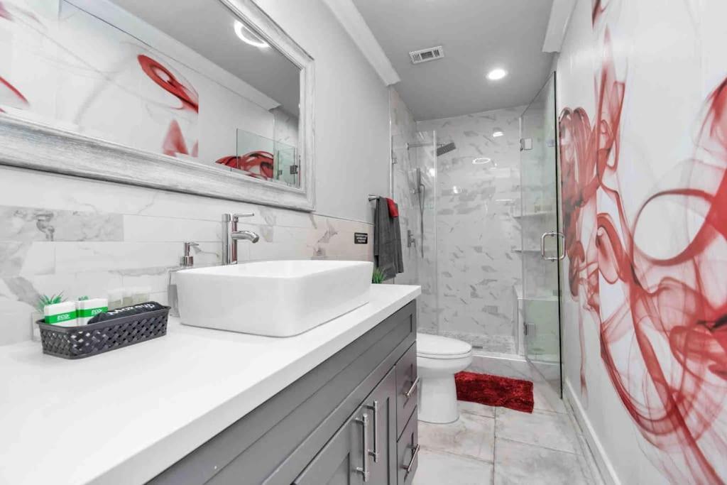 Holiday home Prolific Red Luxe: Private Deck + Stylish Living *