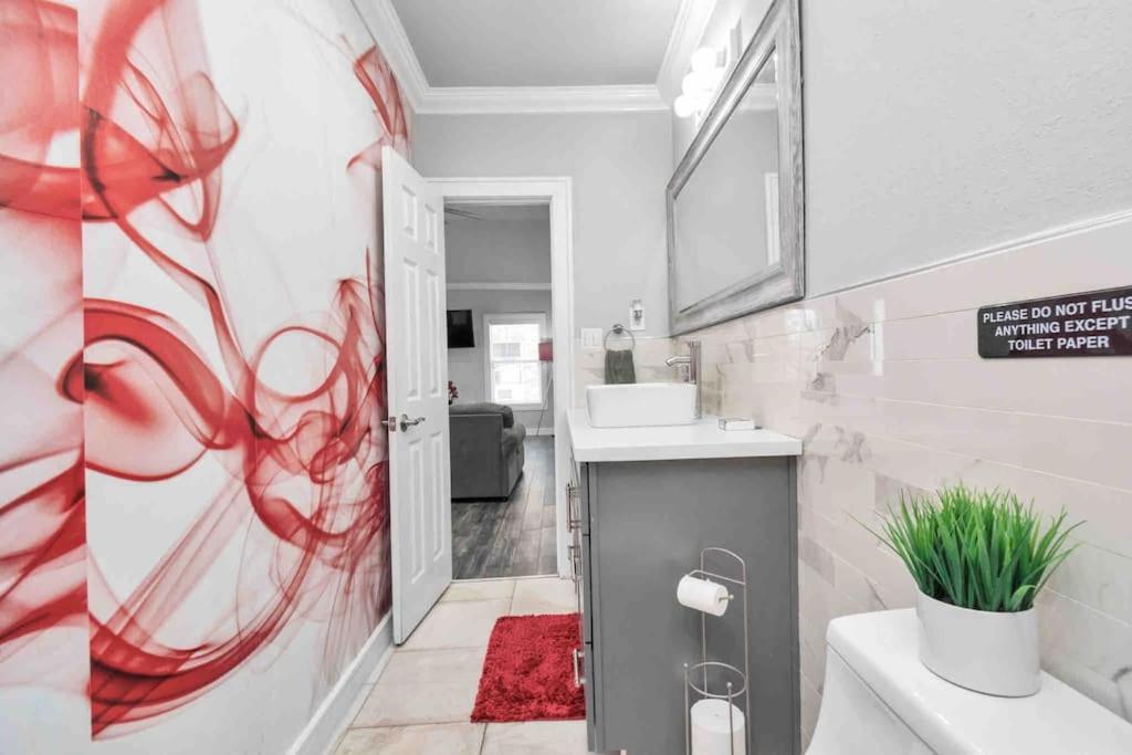 Holiday home Prolific Red Luxe: Private Deck + Stylish Living *