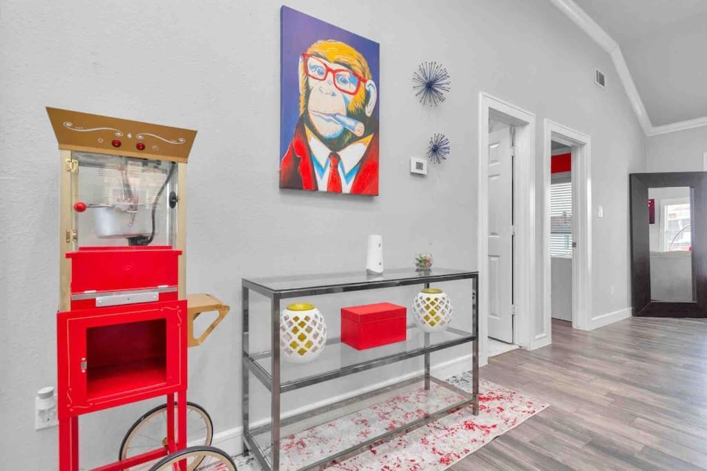 Holiday home Prolific Red Luxe: Private Deck + Stylish Living