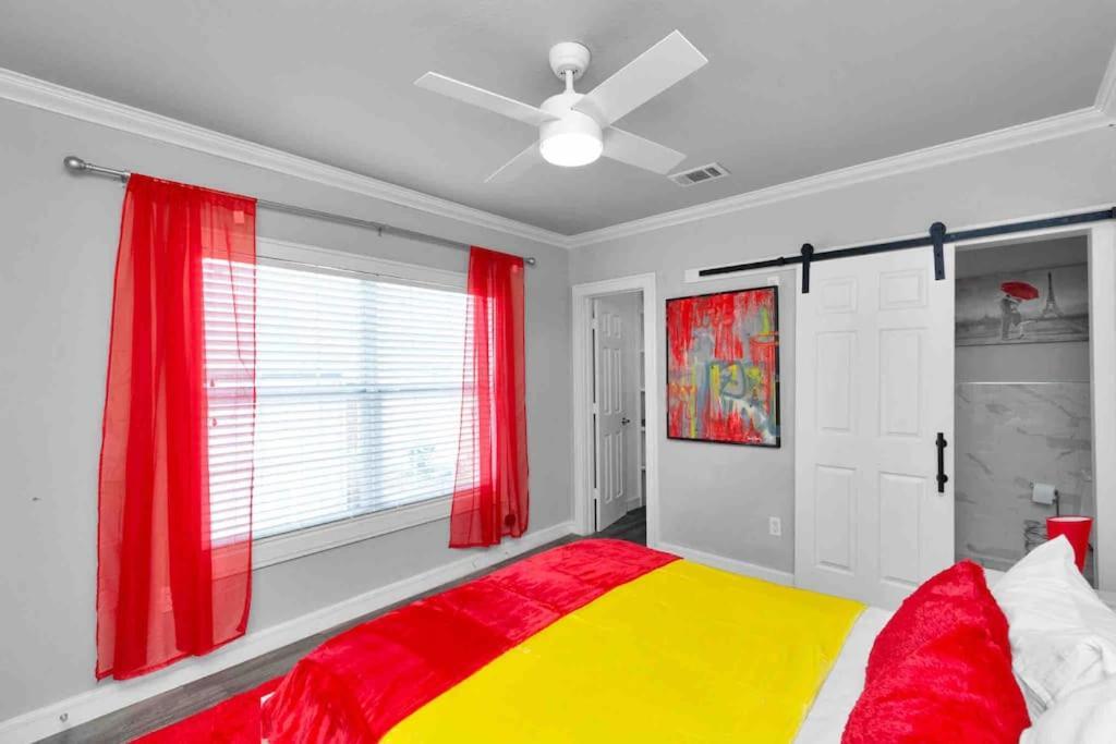 Prolific Red Luxe: Private Deck + Stylish Living Holiday home Houston