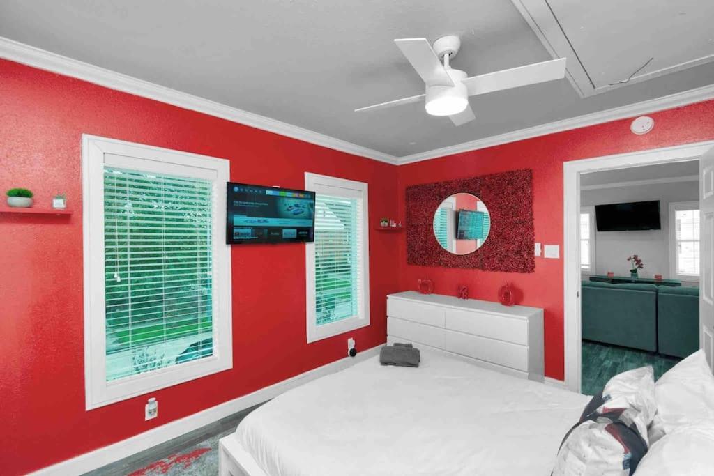 Prolific Red Luxe: Private Deck + Stylish Living * Houston