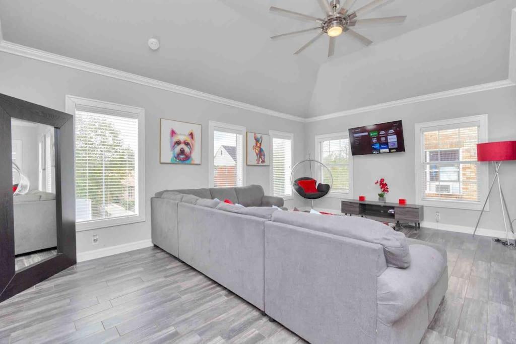 Prolific Red Luxe: Private Deck + Stylish Living * Houston