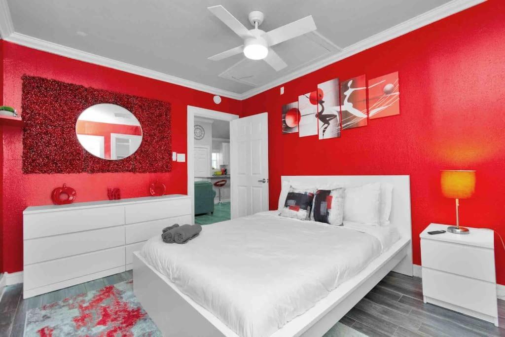 Holiday home Prolific Red Luxe: Private Deck + Stylish Living
