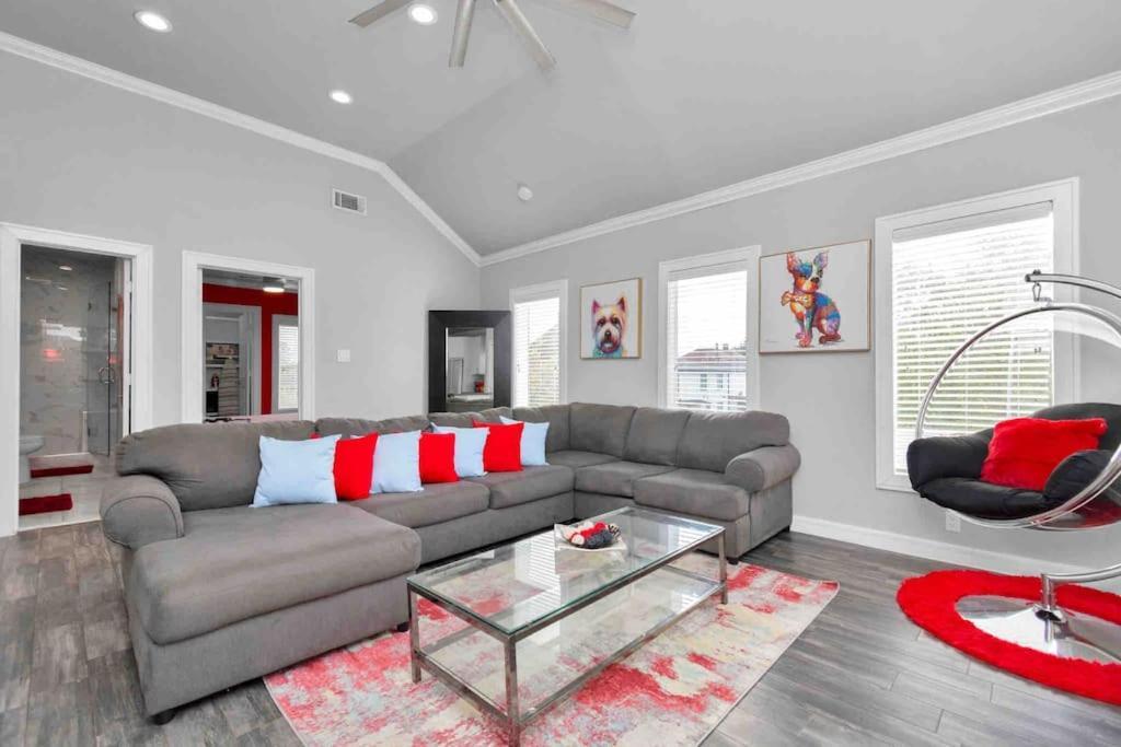 Prolific Red Luxe: Private Deck + Stylish Living Houston