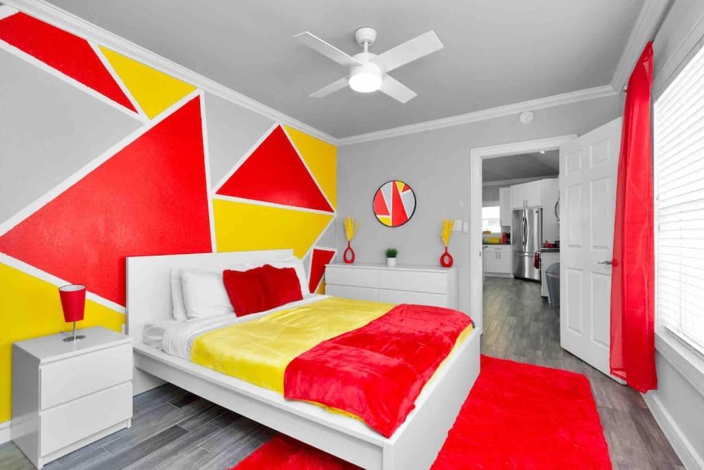 Prolific Red Luxe: Private Deck + Stylish Living Holiday home *
