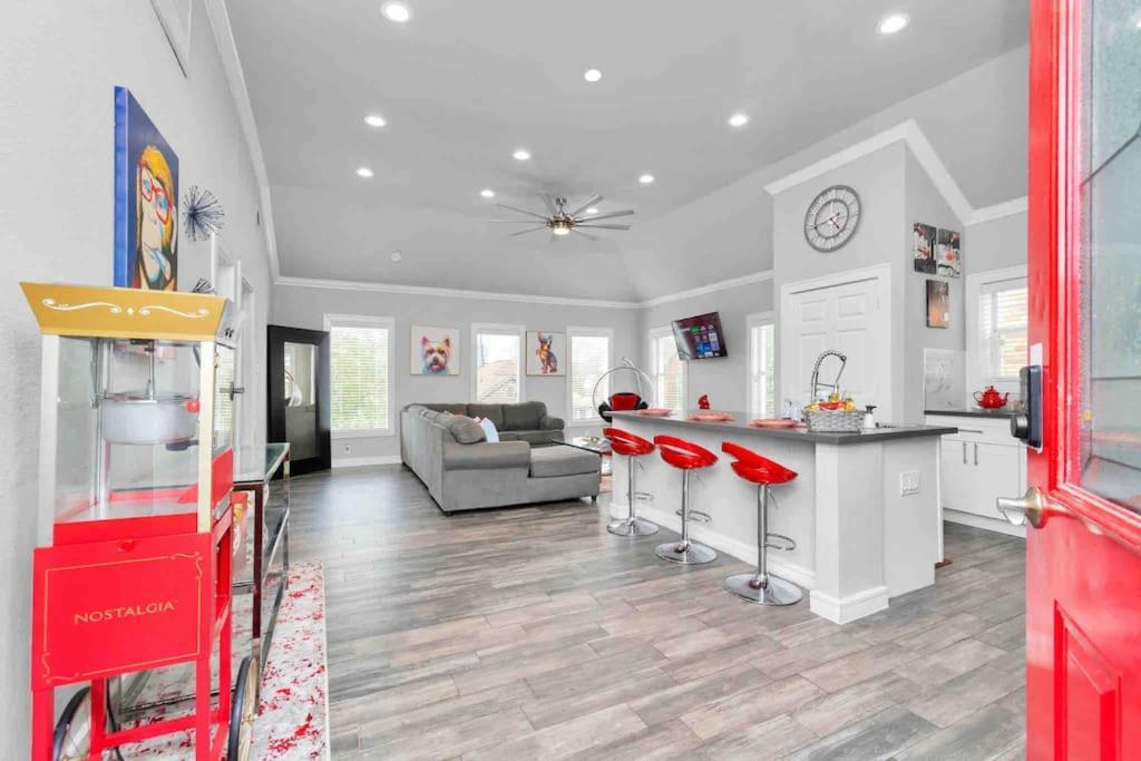Holiday home Prolific Red Luxe: Private Deck + Stylish Living *