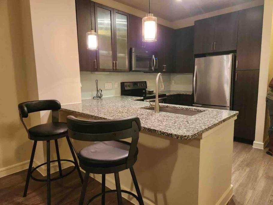 At Energy Corridor Apartment *